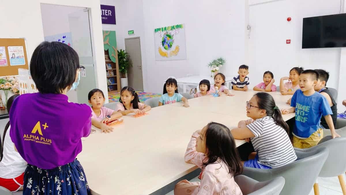 Chuyên gia đọc sách kể chuyện cho các em nhỏ.